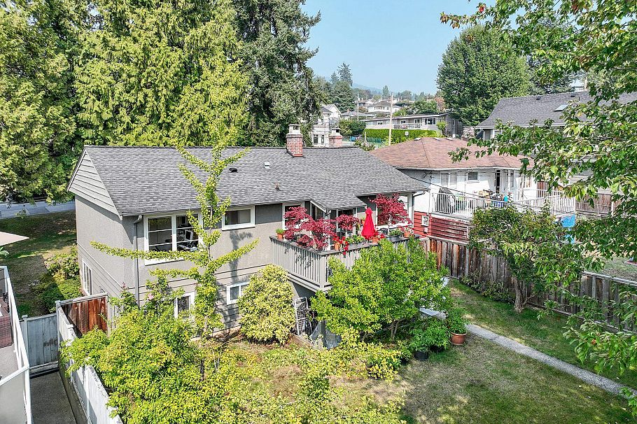 415 W 26th Street North Vancouver, BC - 36