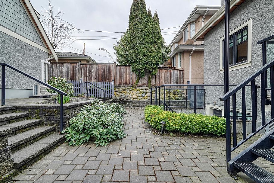 1895 W 60th Avenue Vancouver, BC - 25