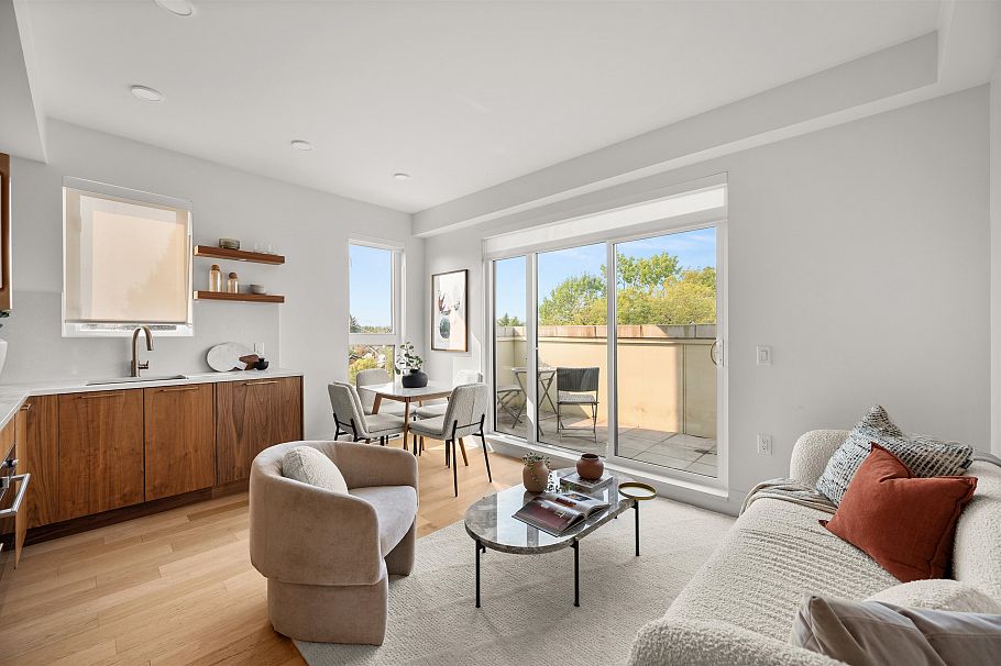 406 2550 Garden Drive Vancouver, BC - 3