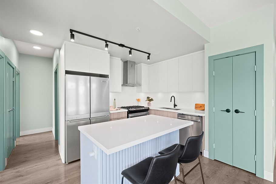 202 3602 Aldercrest Drive North Vancouver, BC - 3