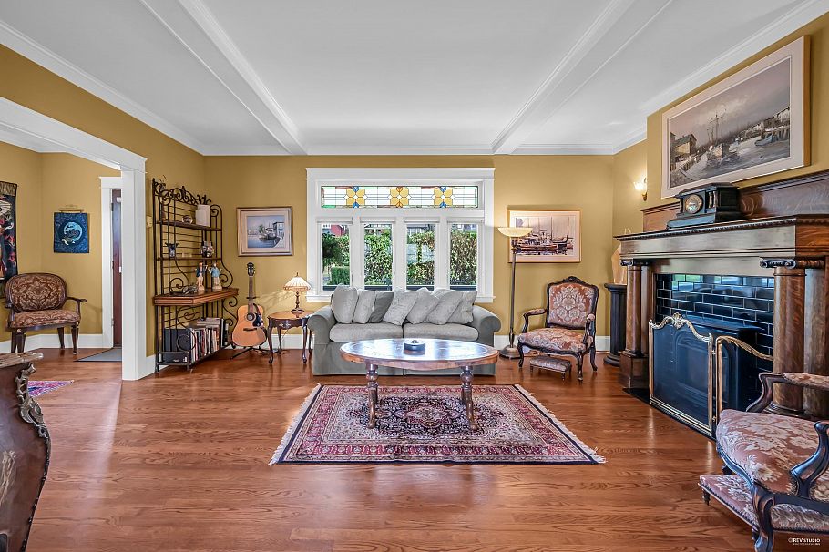 255 W 6th Street North Vancouver, BC - 1