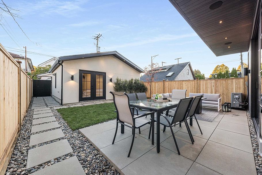 2 240 E 37th Avenue Vancouver, BC - 37