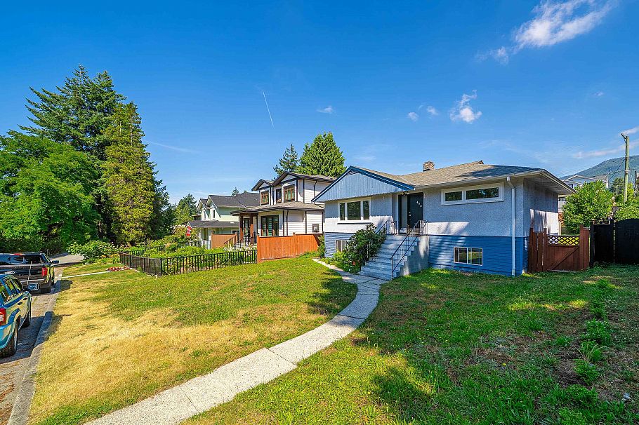 432 W 25th Street North Vancouver, BC - 3