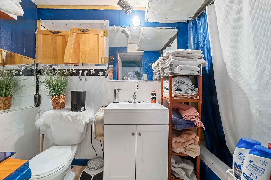 5735 Earles Street Vancouver, BC - 28