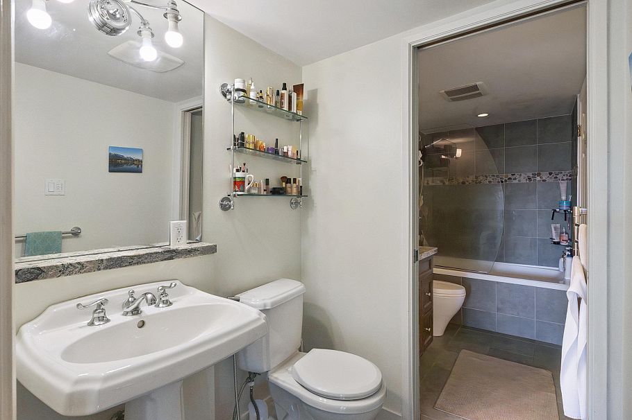 221 210 W 2nd Street North Vancouver, BC - 17