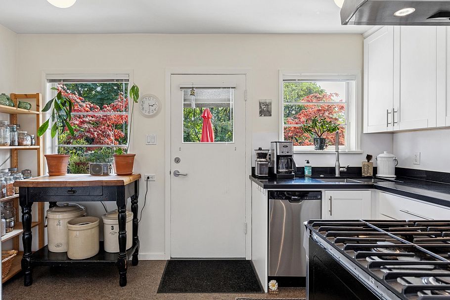 415 W 26th Street North Vancouver, BC - 16