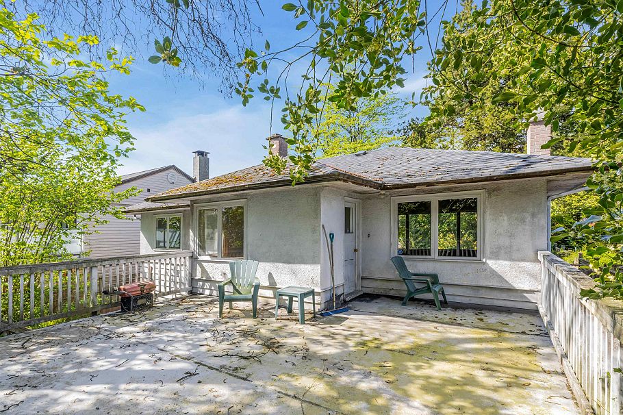 515 W 24th Street North Vancouver, BC - 2