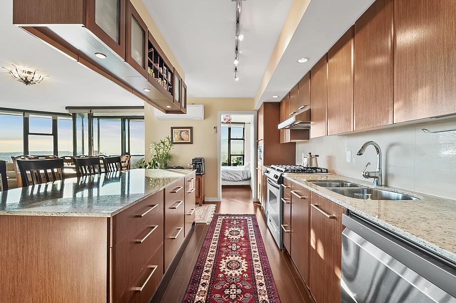 805 683 W Victoria Park North Vancouver, BC - 16