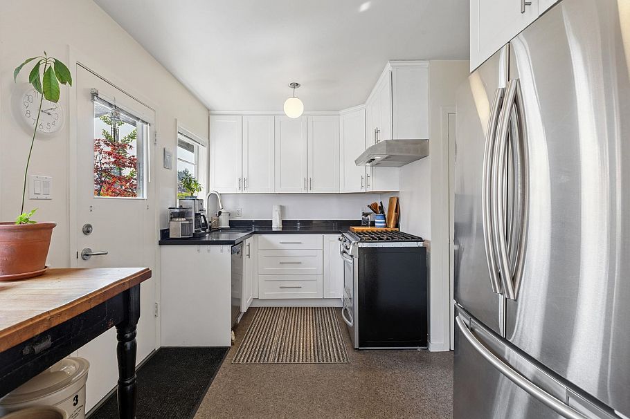 415 W 26th Street North Vancouver, BC - 15