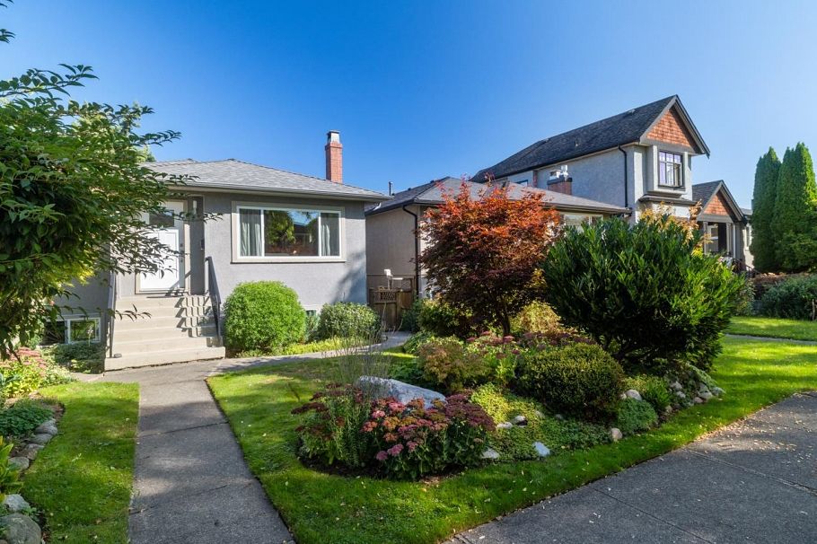 2743 Kitchener Street Vancouver, BC - 2