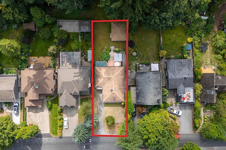 2239 Windridge Drive North Vancouver, BC - 1
