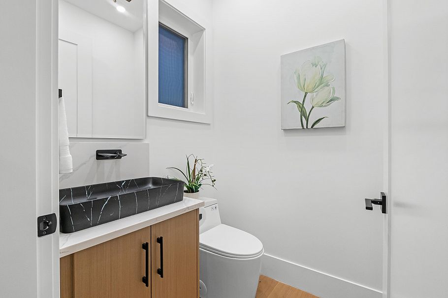 1 1166 E 11th Avenue Vancouver, BC - 14