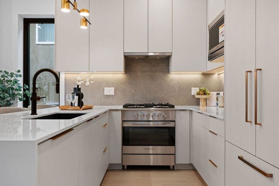 6890 Brooks Street Vancouver, BC - 12