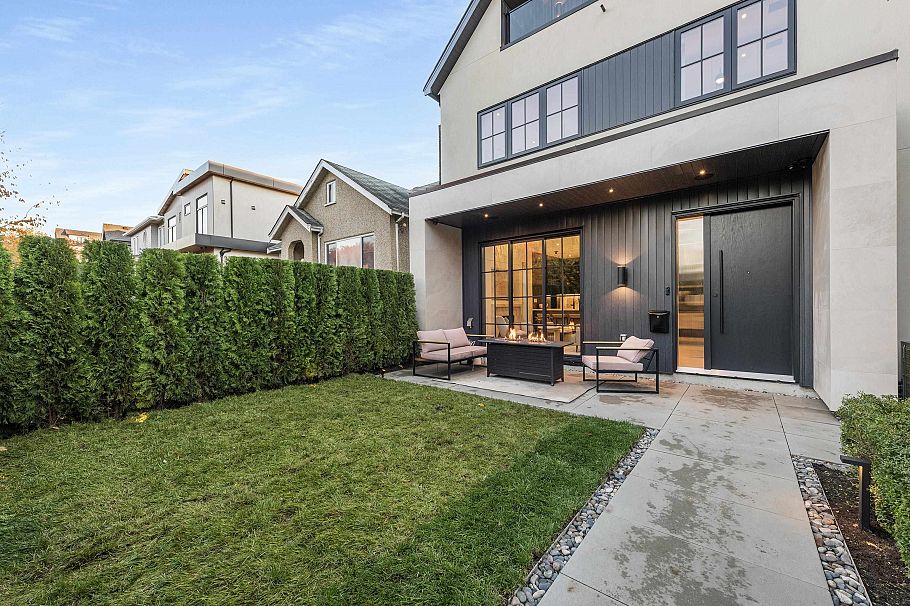 1 240 E 37th Avenue Vancouver, BC - 3