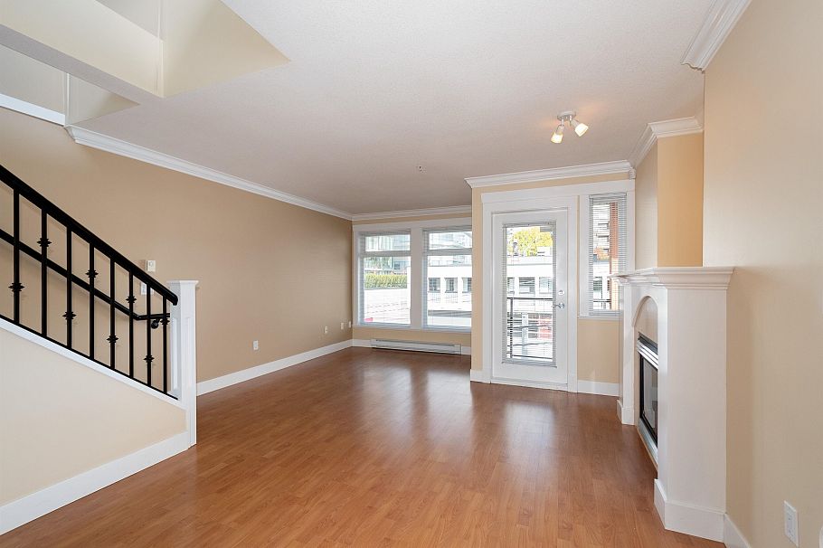 304 152 E 12th Street North Vancouver, BC - 2