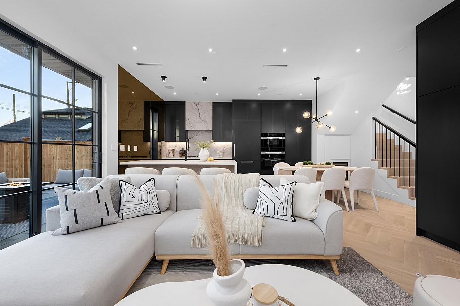 2 240 E 37th Avenue Vancouver, BC - 2