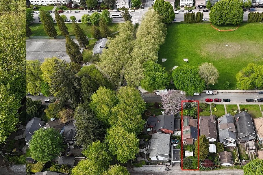 3380 W 5th Avenue Vancouver, BC - 1