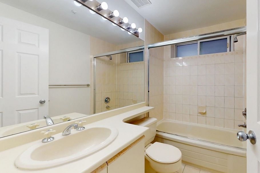 2066 W 44th Avenue Vancouver, BC - 31