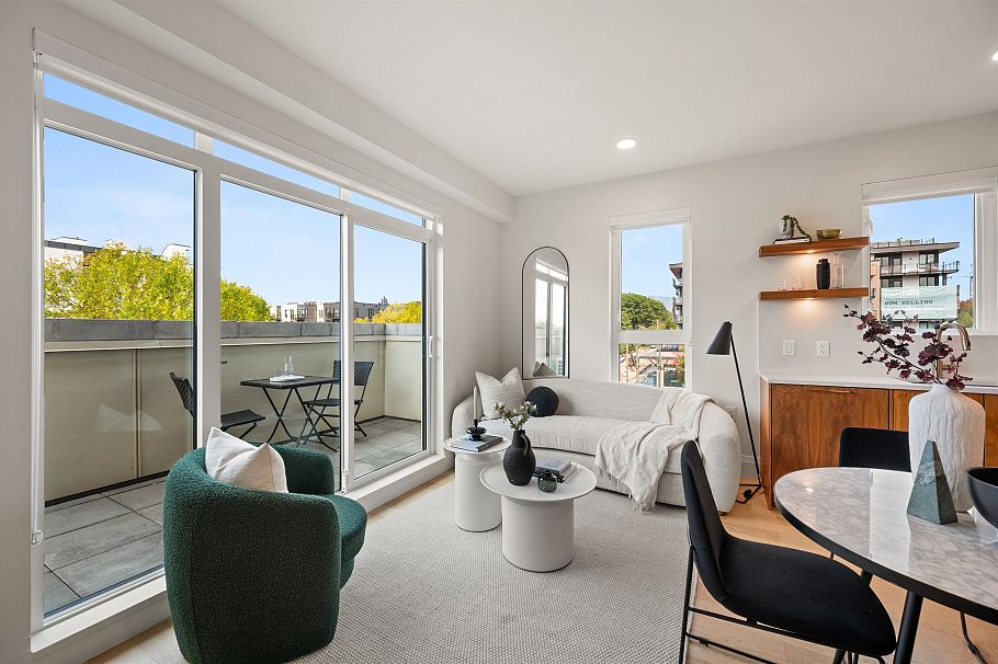 411 2550 Garden Drive Vancouver, BC - 2