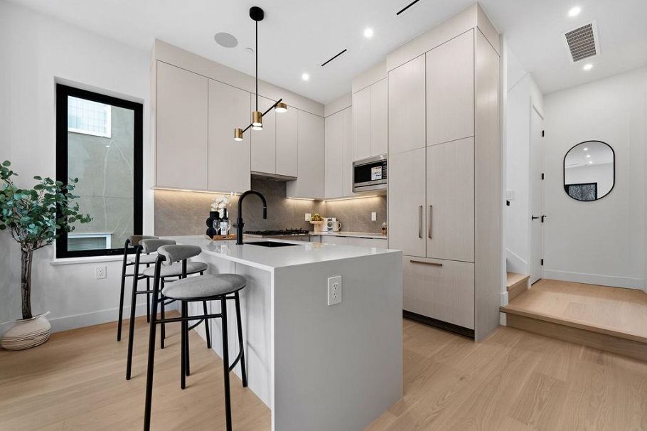 6890 Brooks Street Vancouver, BC - 11