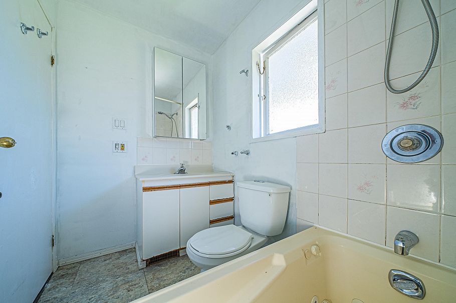 432 W 25th Street North Vancouver, BC - 18