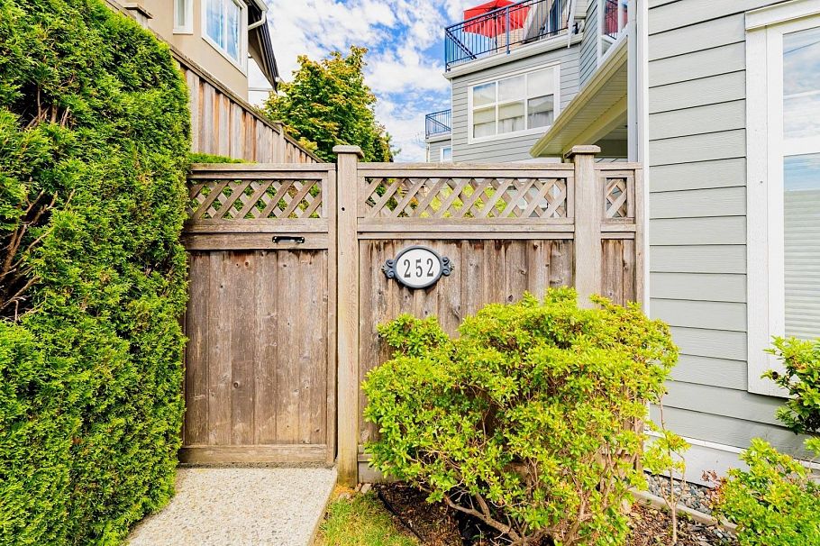 1 252 W 13th Street North Vancouver, BC - 2