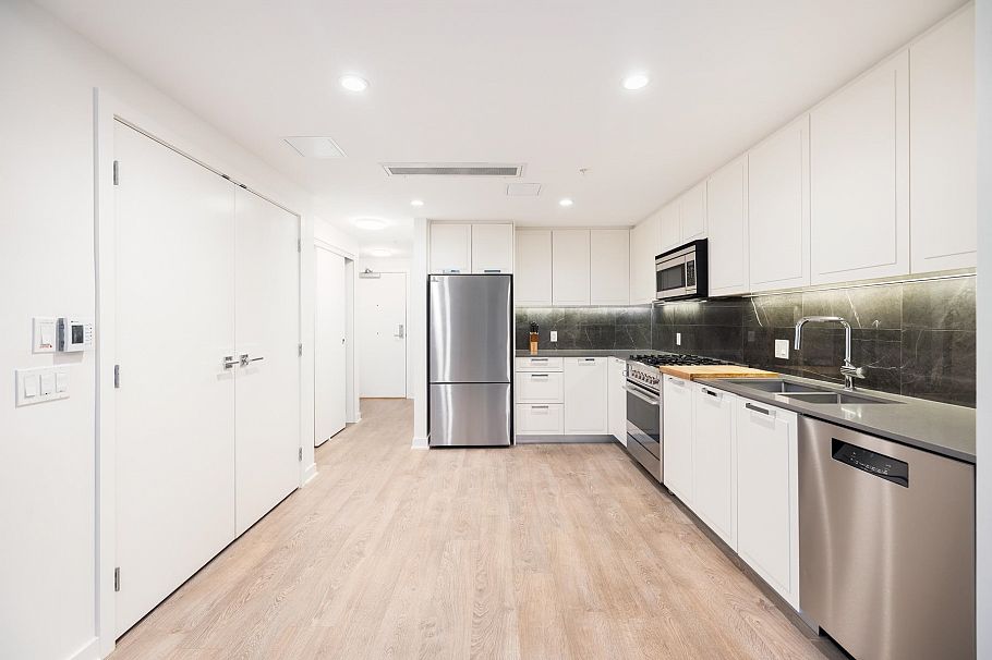 502 1401 Hunter Street North Vancouver, BC - 5