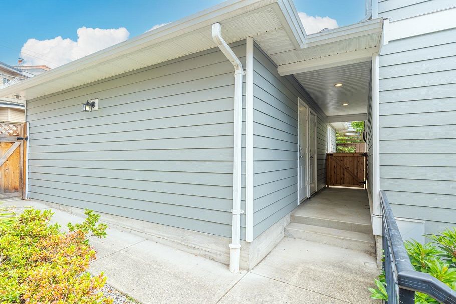 1 252 W 13th Street North Vancouver, BC - 33