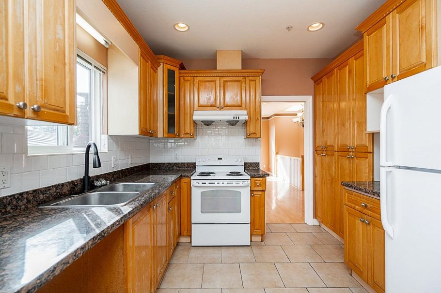 2887 E Georgia Street Vancouver, BC - 11