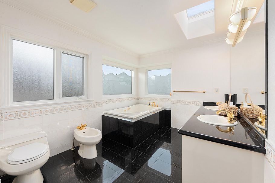 1363 W 51 Avenue Vancouver, BC - 20