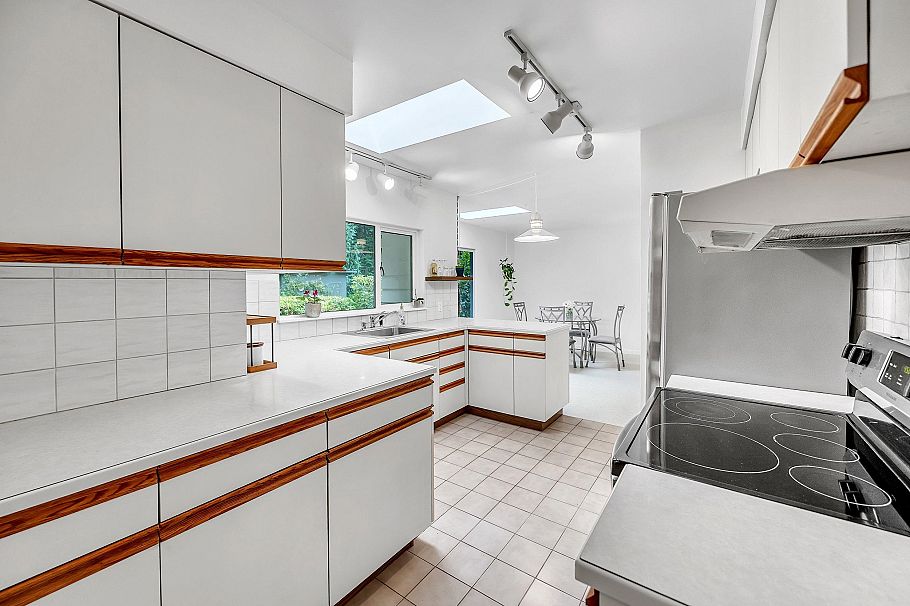 1372 Riverside Drive North Vancouver, BC - 10