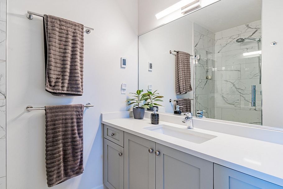 1 252 W 13th Street North Vancouver, BC - 26