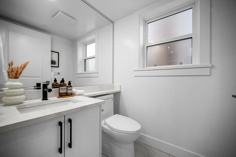 2076 E 50th Avenue Vancouver, BC - 18