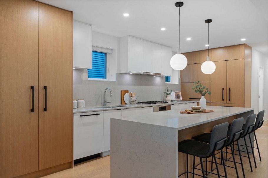 466 E 37th Avenue Vancouver, BC - 2