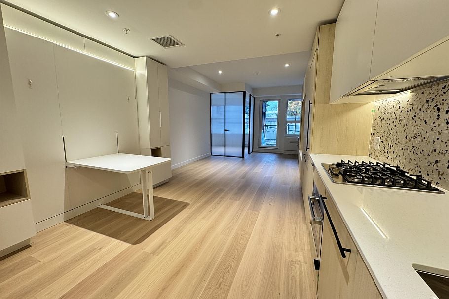 319 471 E Broadway Vancouver, BC - 1