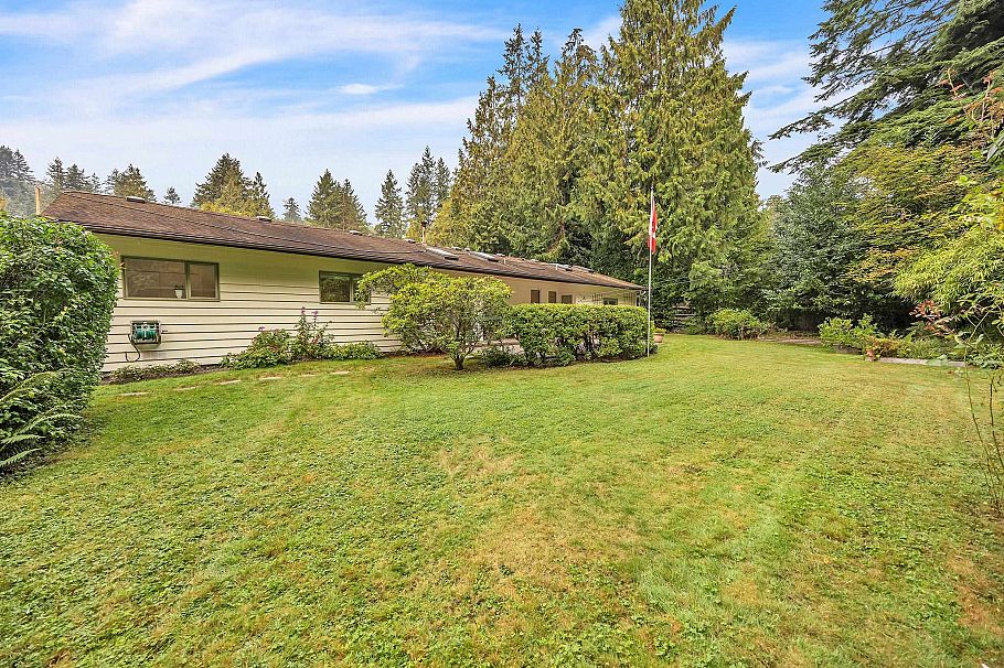 1372 Riverside Drive North Vancouver, BC - 29