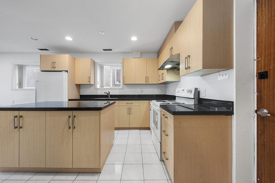 3220 E 19th Avenue Vancouver, BC - 9