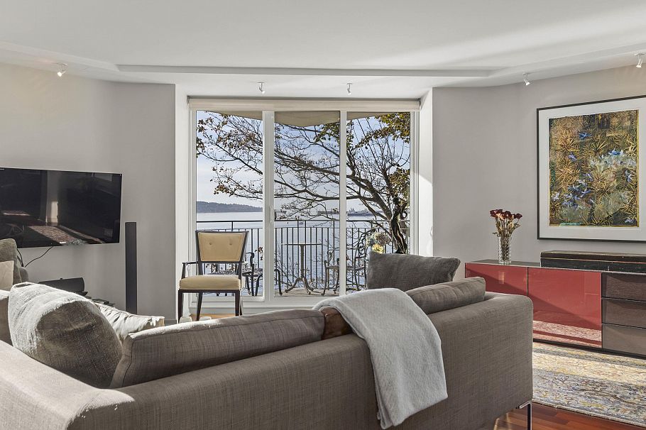 402 1575 Beach Avenue Vancouver, BC - 4