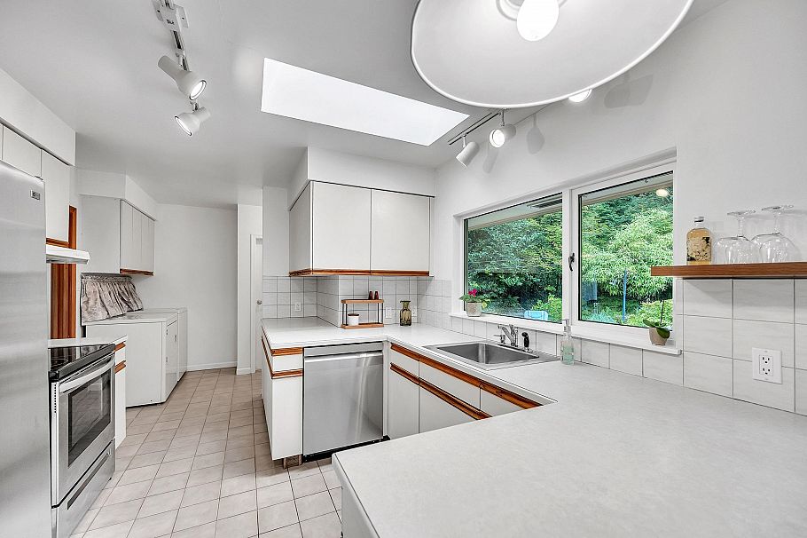 1372 Riverside Drive North Vancouver, BC - 13