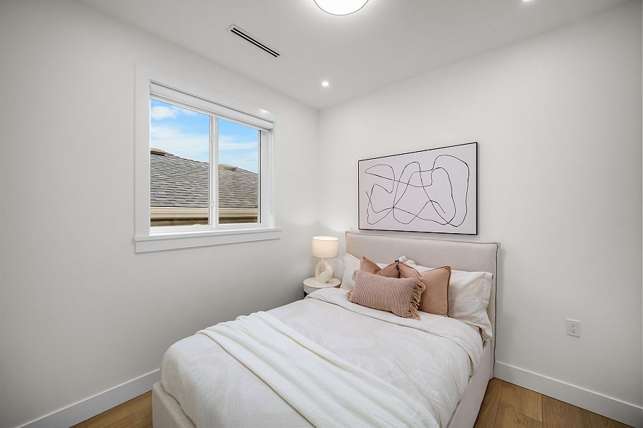 2076 E 50th Avenue Vancouver, BC - 16