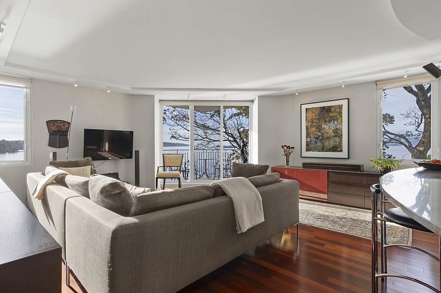 402 1575 Beach Avenue Vancouver, BC - 2