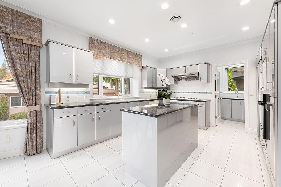 1363 W 51 Avenue Vancouver, BC - 11