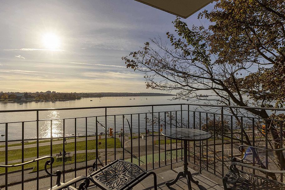 402 1575 Beach Avenue Vancouver, BC - 1