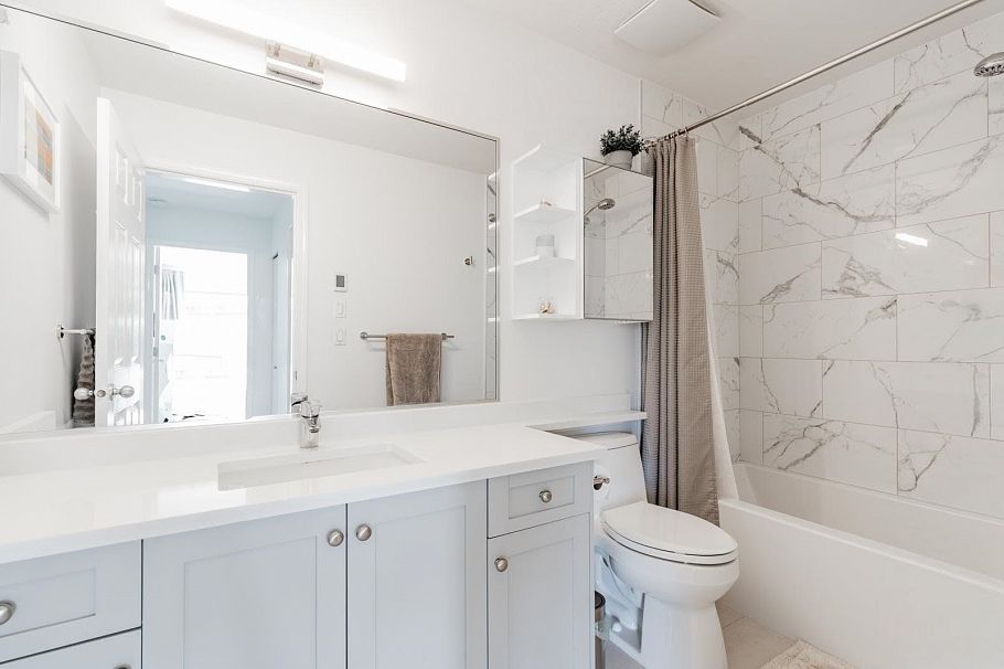 1 252 W 13th Street North Vancouver, BC - 16