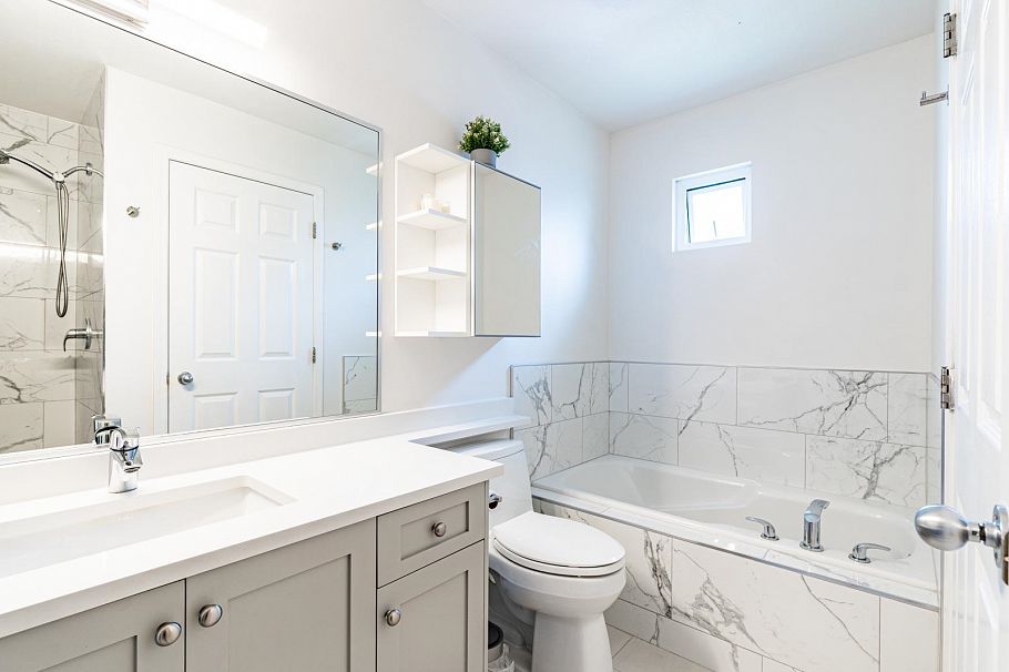 1 252 W 13th Street North Vancouver, BC - 27