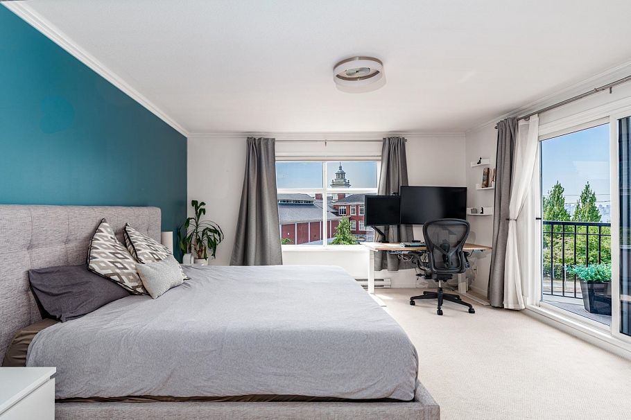 1 252 W 13th Street North Vancouver, BC - 23