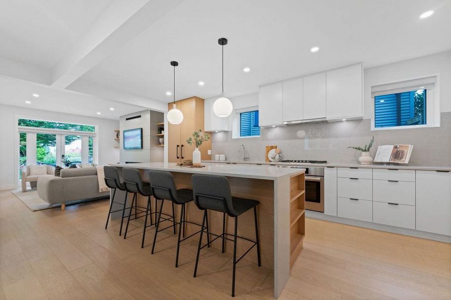 466 E 37th Avenue Vancouver, BC - 3