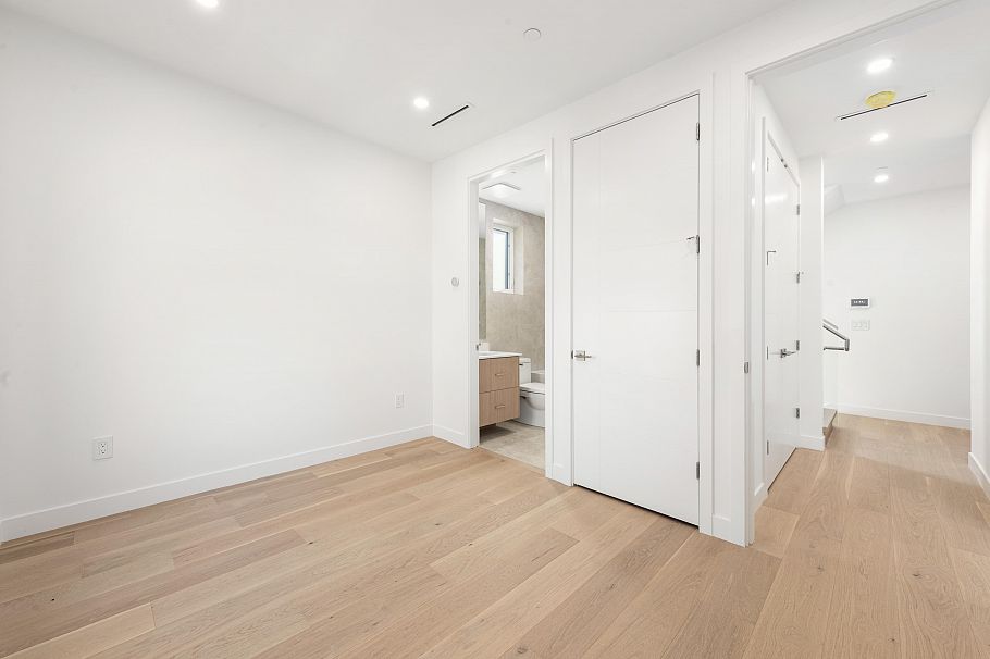 1 2750 W 19th Avenue Vancouver, BC - 25