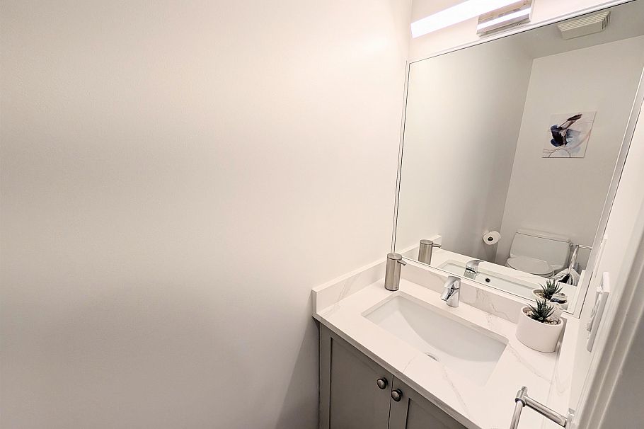 1 252 W 13th Street North Vancouver, BC - 11