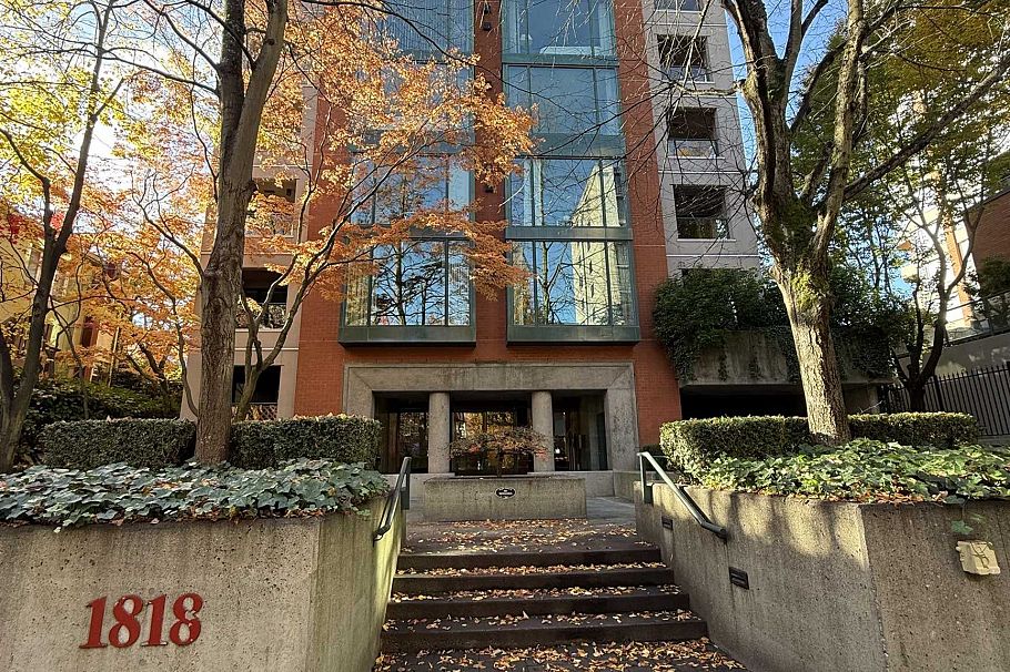 402 1818 Robson Street Vancouver, BC - 1